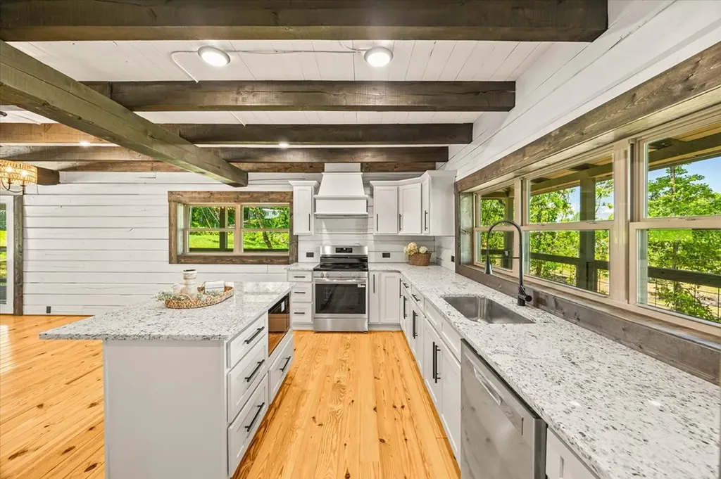 4221 New Hope Road Celina TN 38551