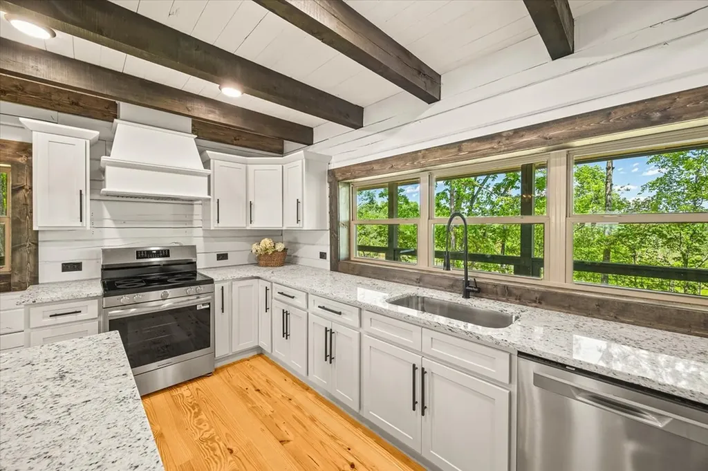 4221 New Hope Road Celina TN 38551