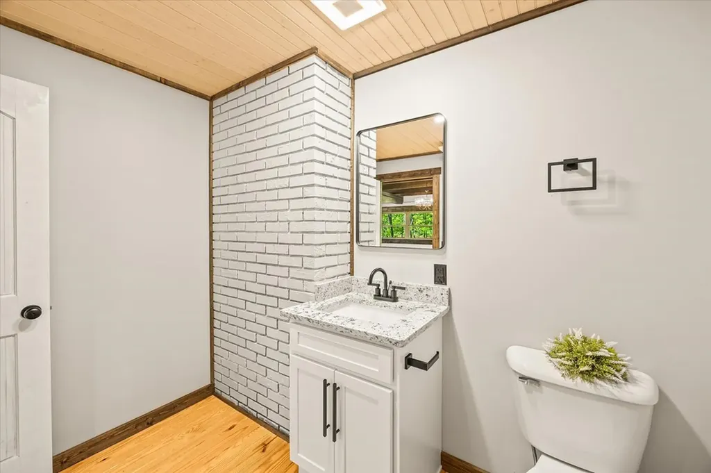 4221 New Hope Road Celina TN 38551