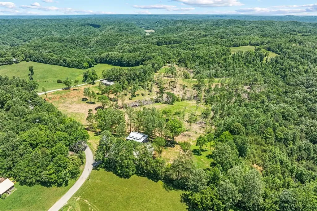 4221 New Hope Road Celina TN 38551