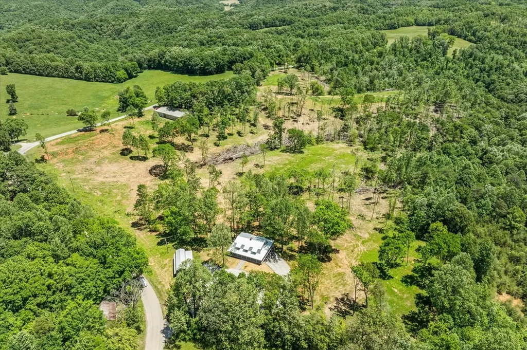 4221 New Hope Road Celina TN 38551