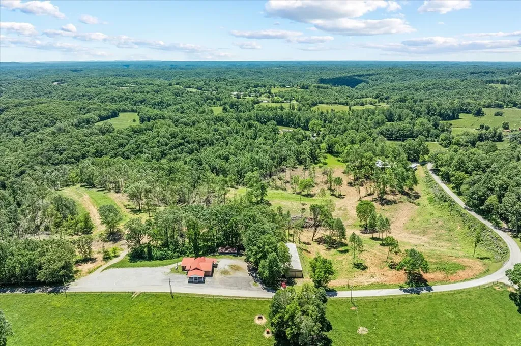 4221 New Hope Road Celina TN 38551