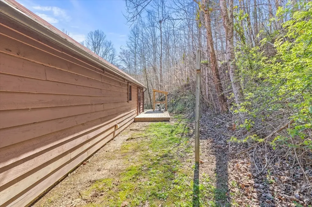 1198 Roughshod Hollow Road Byrdstown TN 38549
