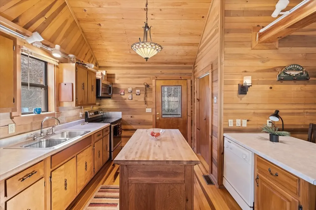 1198 Roughshod Hollow Road Byrdstown TN 38549