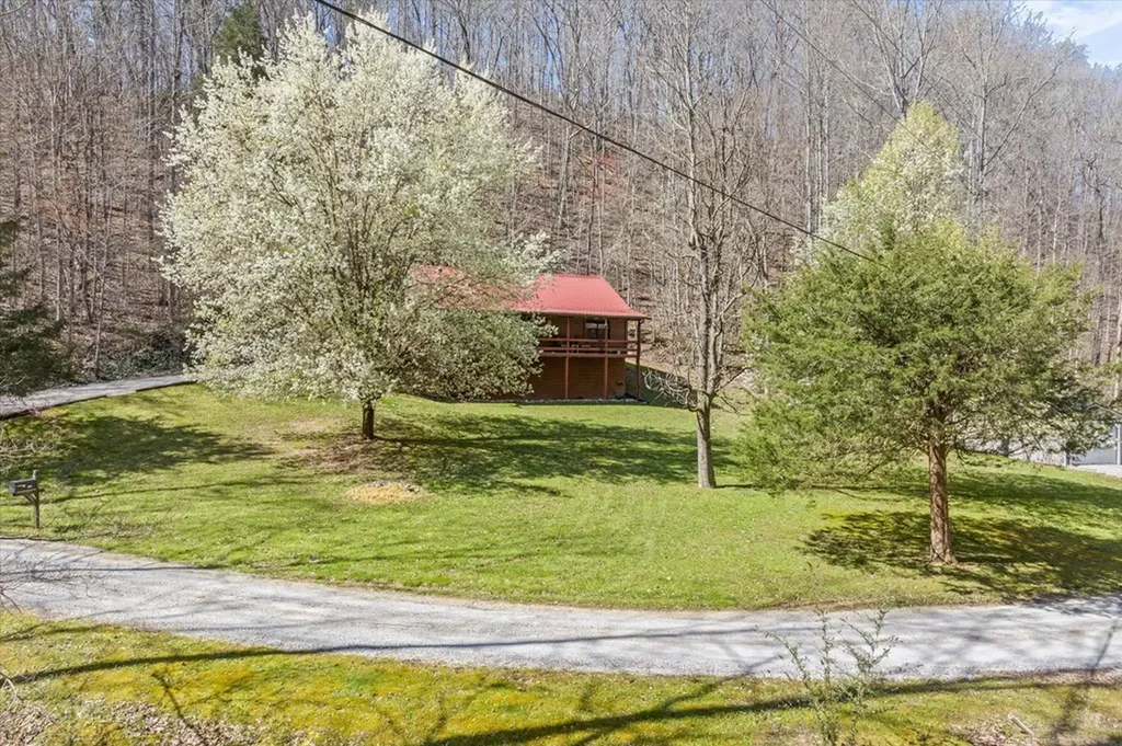 1198 Roughshod Hollow Road Byrdstown TN 38549