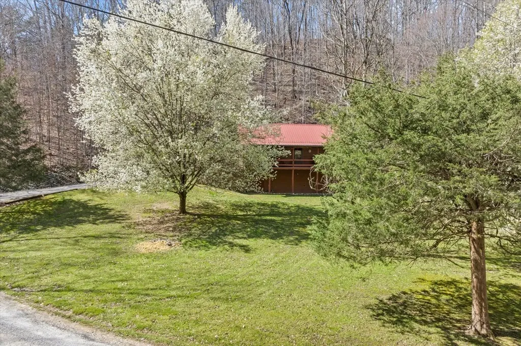 1198 Roughshod Hollow Road Byrdstown TN 38549