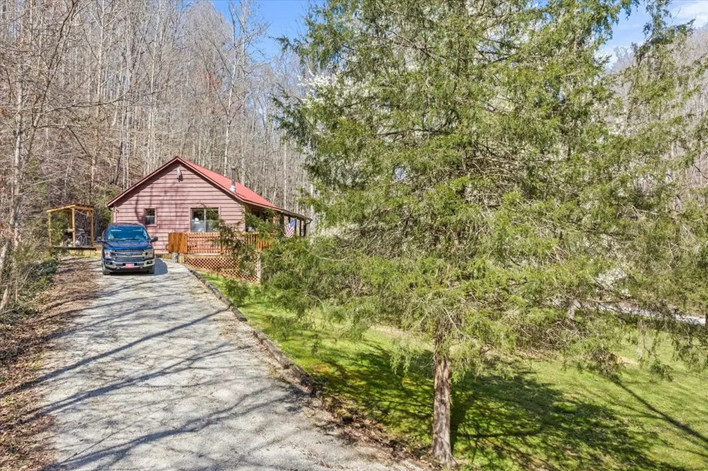 1198 Roughshod Hollow Road Byrdstown TN 38549