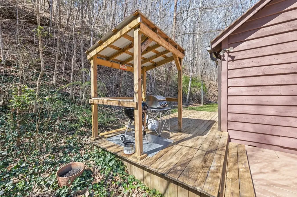 1198 Roughshod Hollow Road Byrdstown TN 38549