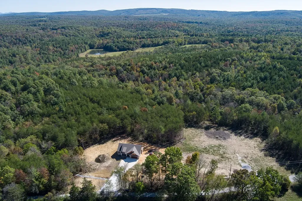 9106 Hebbertsburg Road Crab Orchard TN 37723