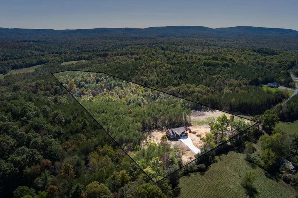 9106 Hebbertsburg Road Crab Orchard TN 37723