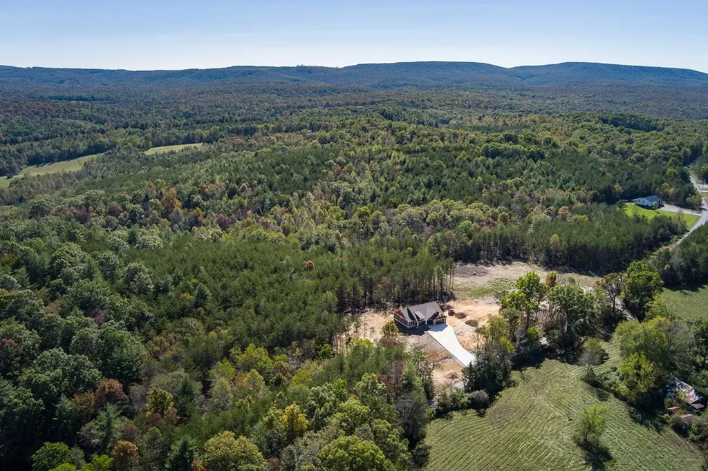 9106 Hebbertsburg Road Crab Orchard TN 37723