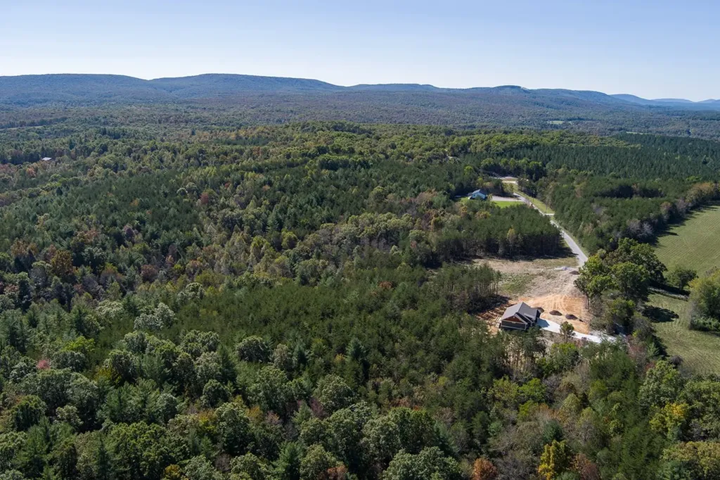 9106 Hebbertsburg Road Crab Orchard TN 37723