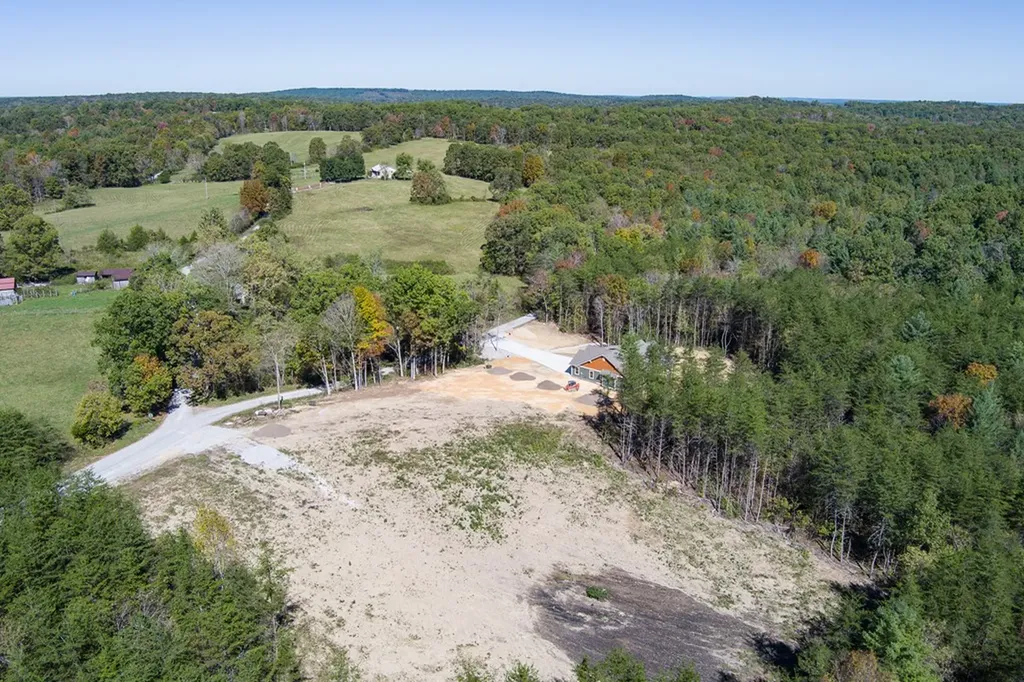 9106 Hebbertsburg Road Crab Orchard TN 37723