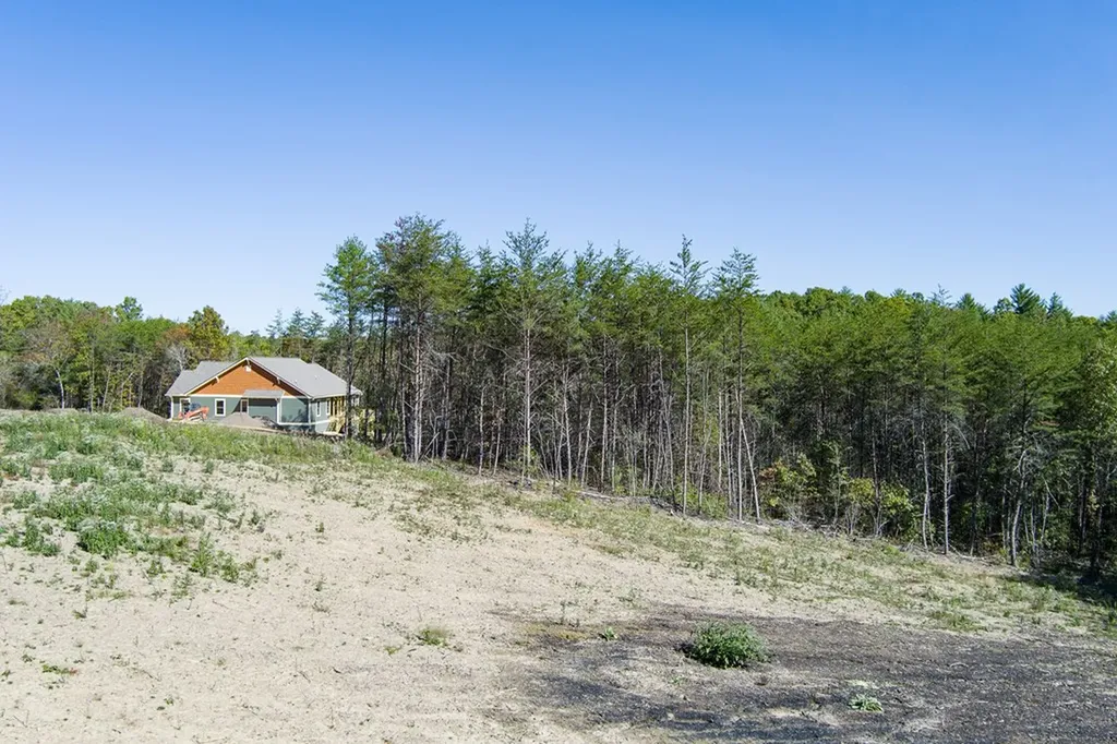 9106 Hebbertsburg Road Crab Orchard TN 37723