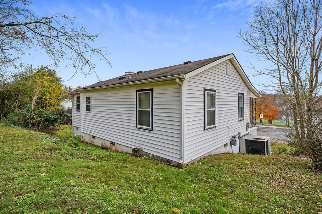 17 Emma L Officer Street Sparta TN 38583