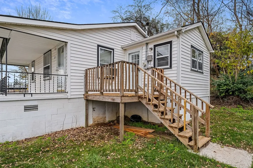 17 Emma L Officer Street Sparta TN 38583