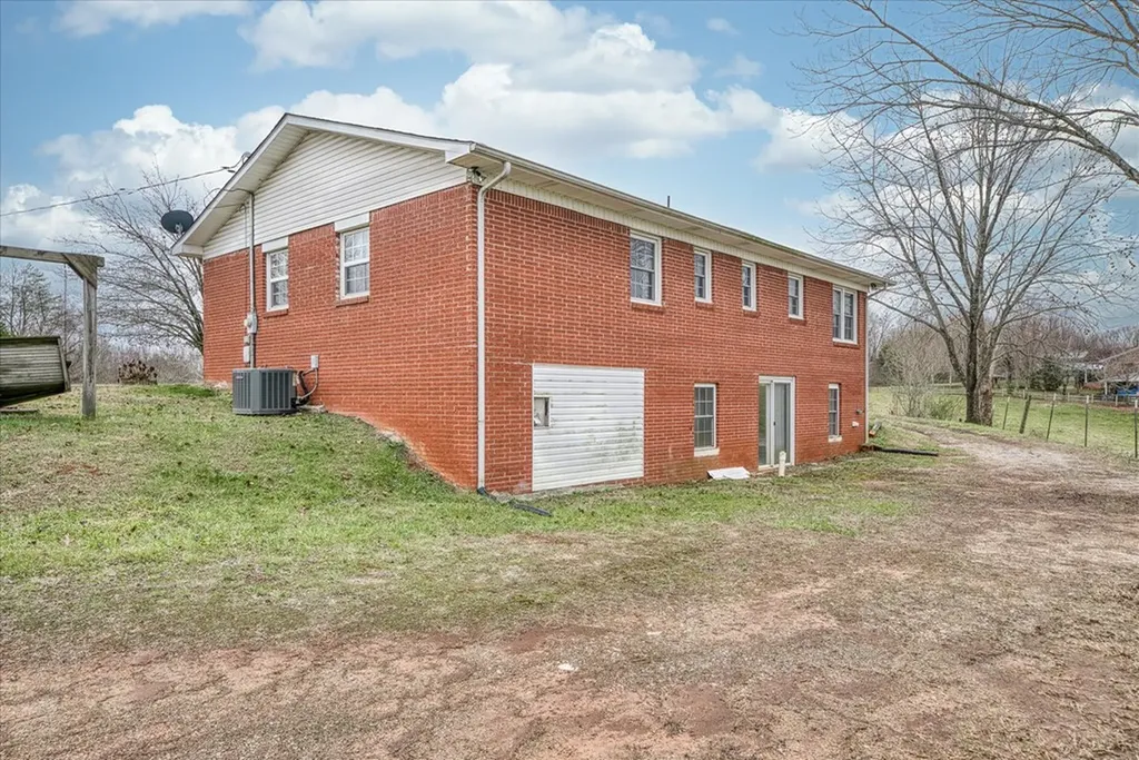 1395 Beason Road Byrdstown TN 38549