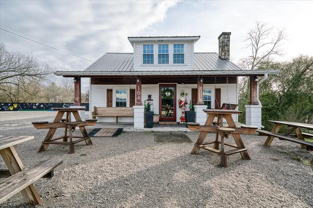 104 N Main Street Byrdstown TN 38549