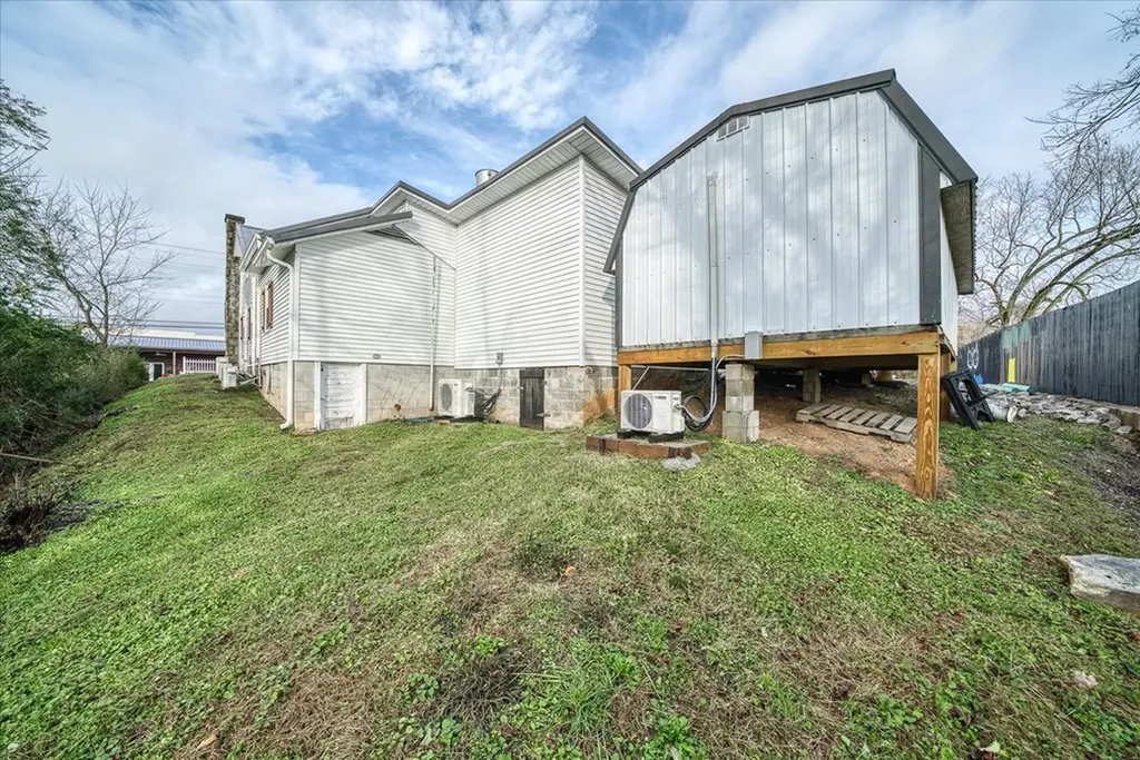 104 N Main Street Byrdstown TN 38549