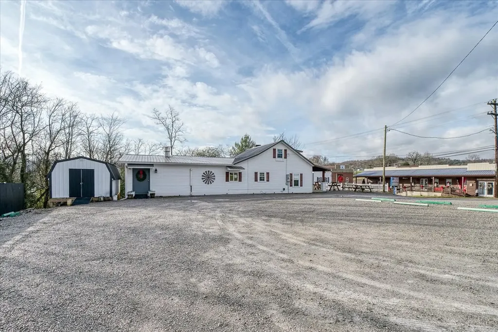 104 N Main Street Byrdstown TN 38549