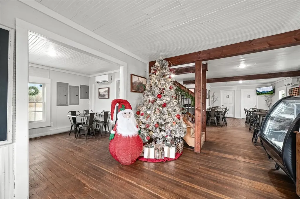 104 N Main Street Byrdstown TN 38549