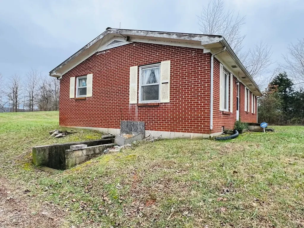 1008 Old Static Road Byrdstown TN 38549