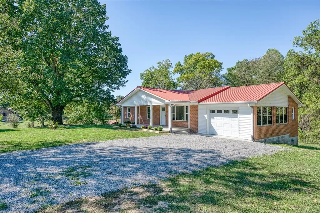 2615 Pen Hook Road Monterey TN 38570