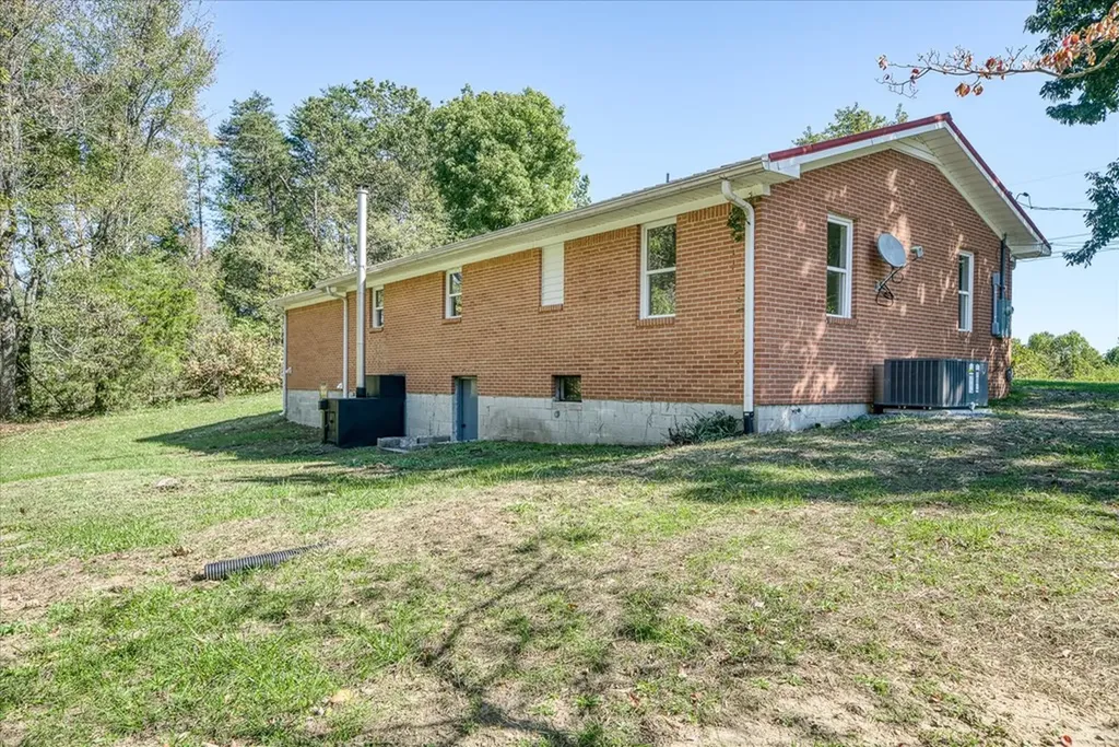 2615 Pen Hook Road Monterey TN 38570