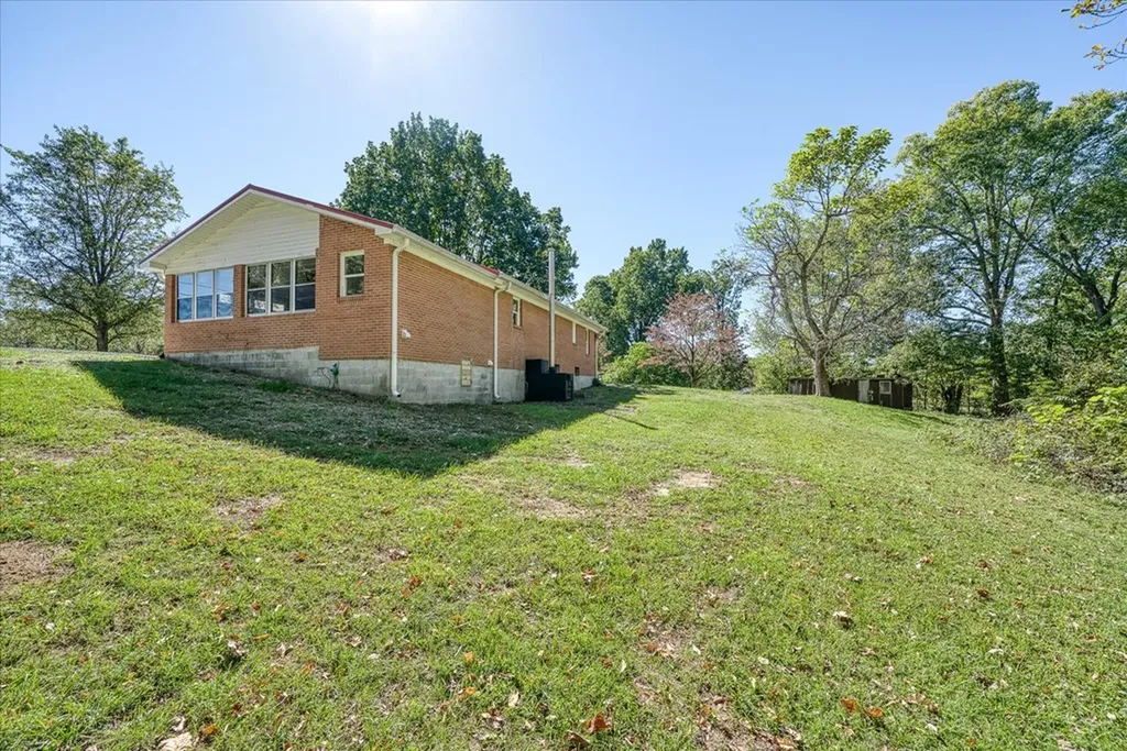 2615 Pen Hook Road Monterey TN 38570