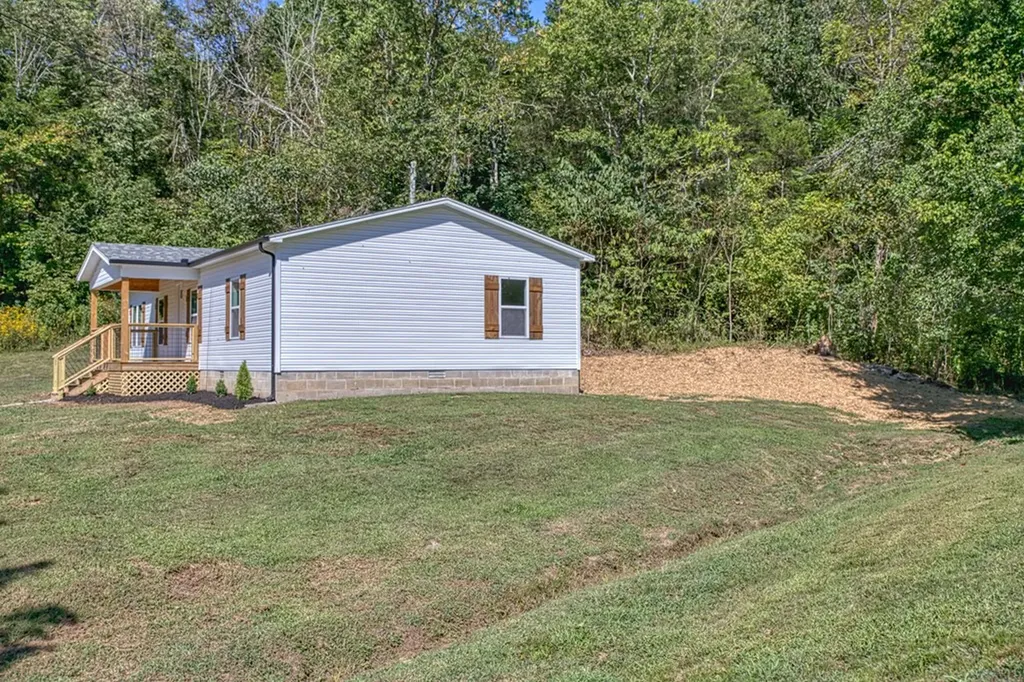 2204 Wartrace Highway Whitleyville TN 38588