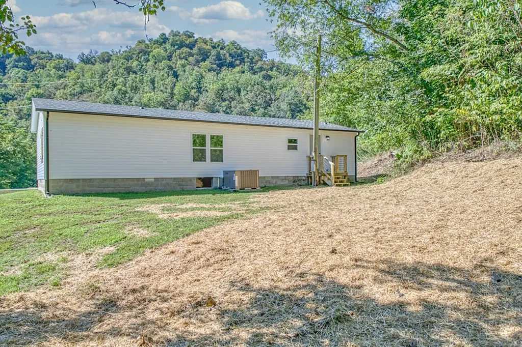 2204 Wartrace Highway Whitleyville TN 38588