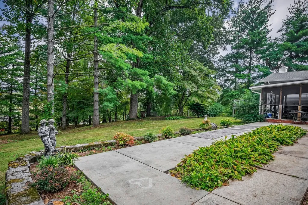 403 Woodland Street Livingston TN 38570