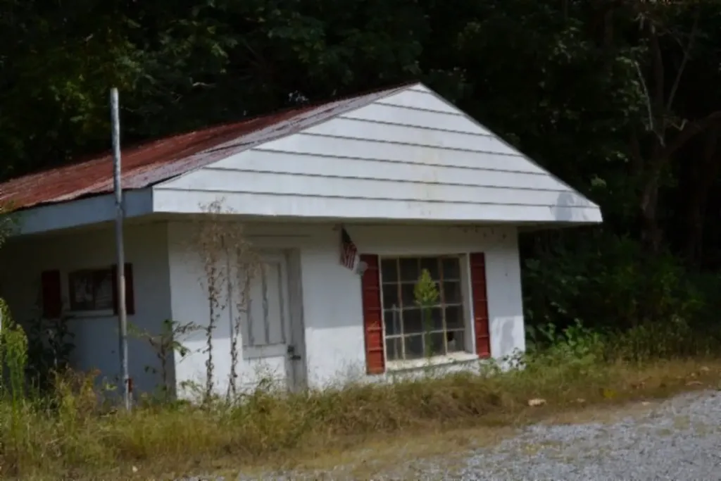 1046 Livingston Highway Byrdstown TN 38549