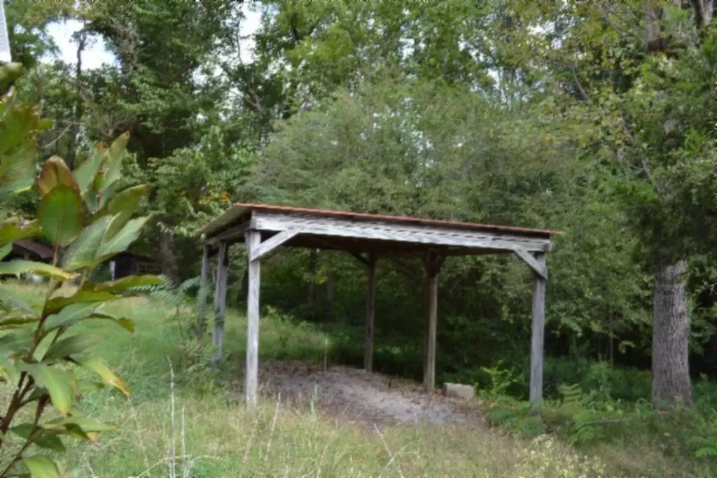 1046 Livingston Highway Byrdstown TN 38549