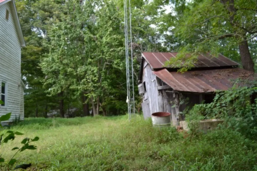 1046 Livingston Highway Byrdstown TN 38549