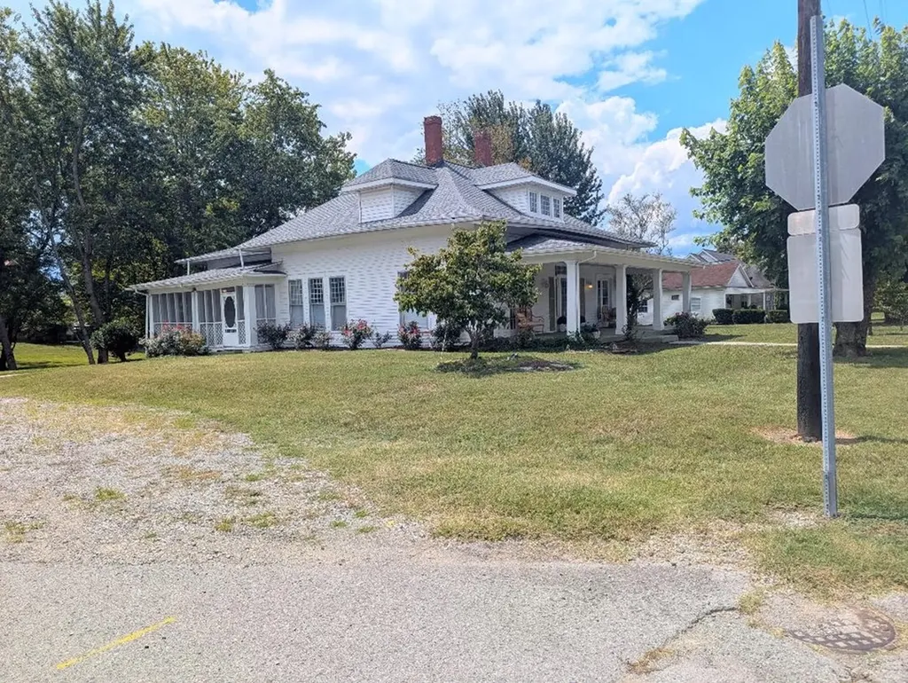 106 N Oak Street Monterey TN 38574