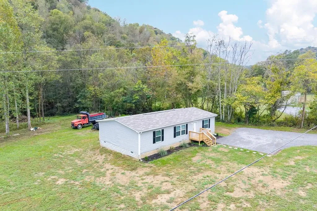 2171 Wartrace Highway Pleasant Shade TN 37145