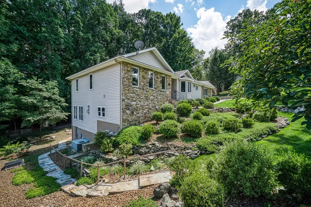 16 Belvedere Lane Crossville TN 38558