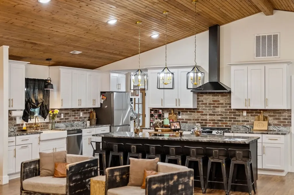 240 NE Bob Ledbetter Livingston TN 38570