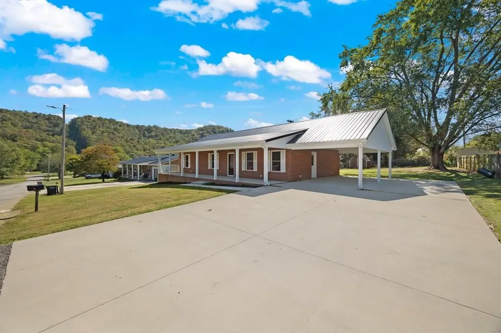 808 Riverside Circle Celina TN 38551