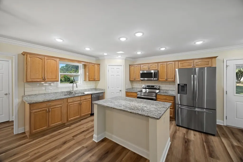 808 Riverside Circle Celina TN 38551