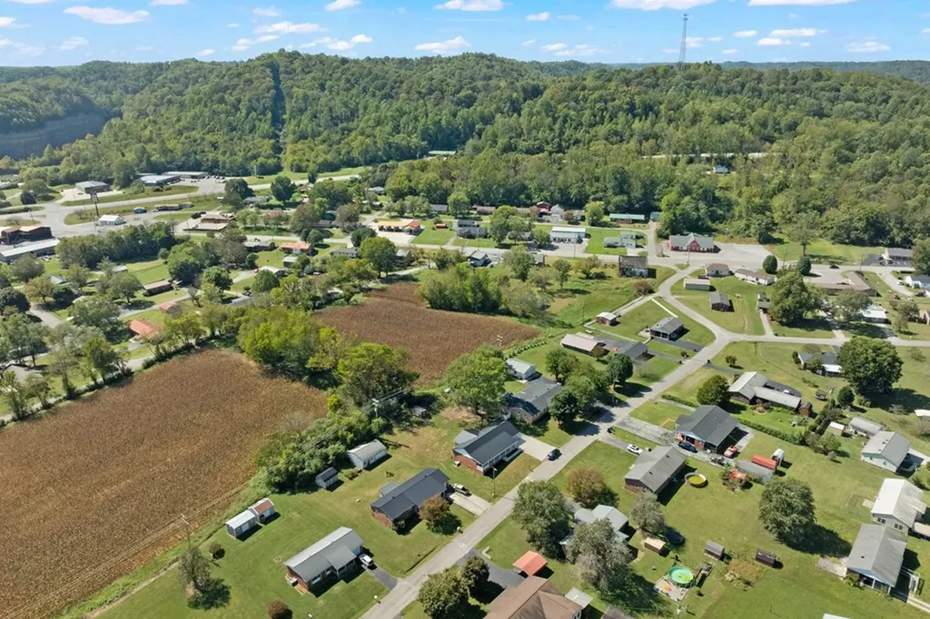 808 Riverside Circle Celina TN 38551