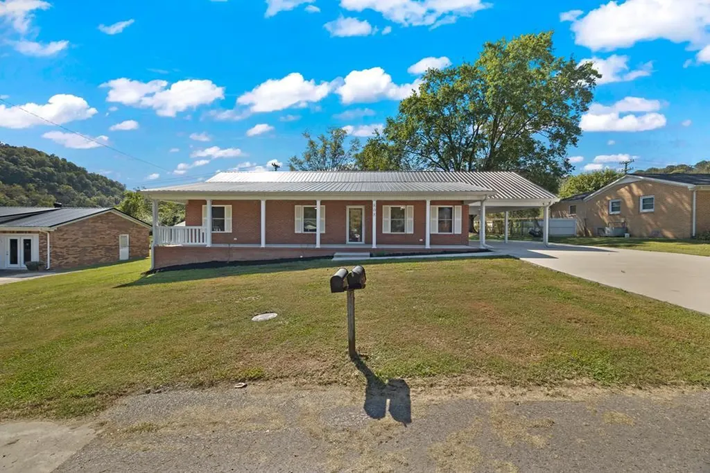 808 Riverside Circle Celina TN 38551