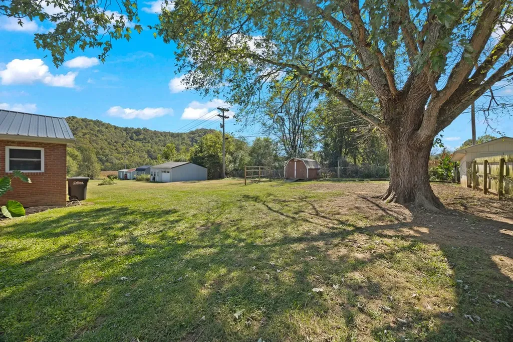 808 Riverside Circle Celina TN 38551