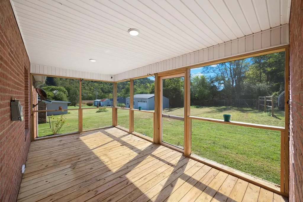 808 Riverside Circle Celina TN 38551