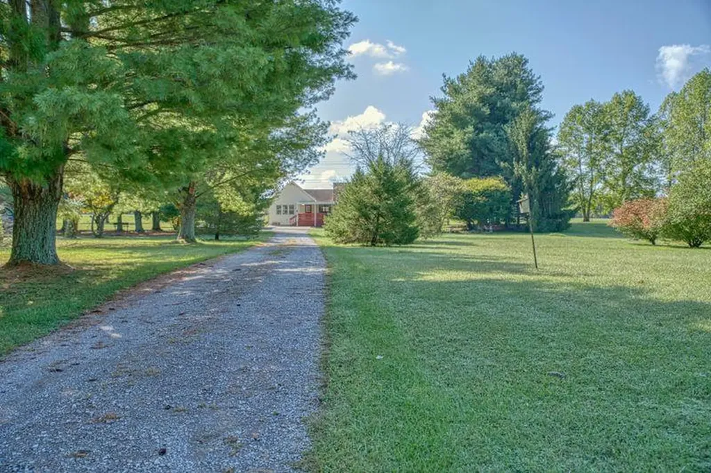 4650 Highway 52 W. Lafayette TN 37083