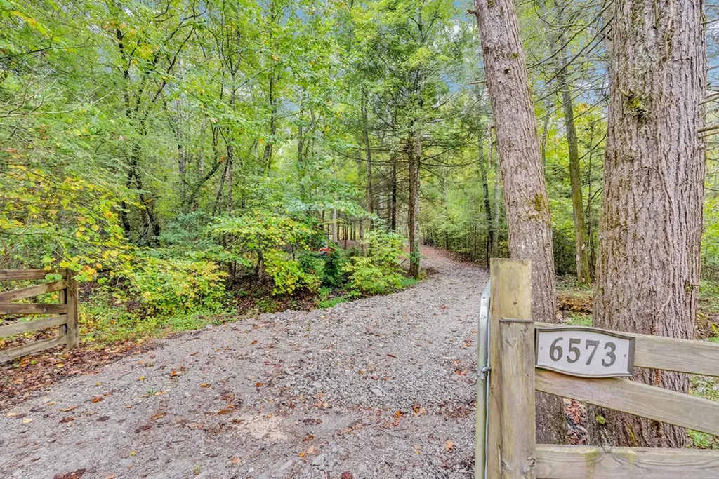 6573 Smith Mountain Road Crab Orchard TN 37723