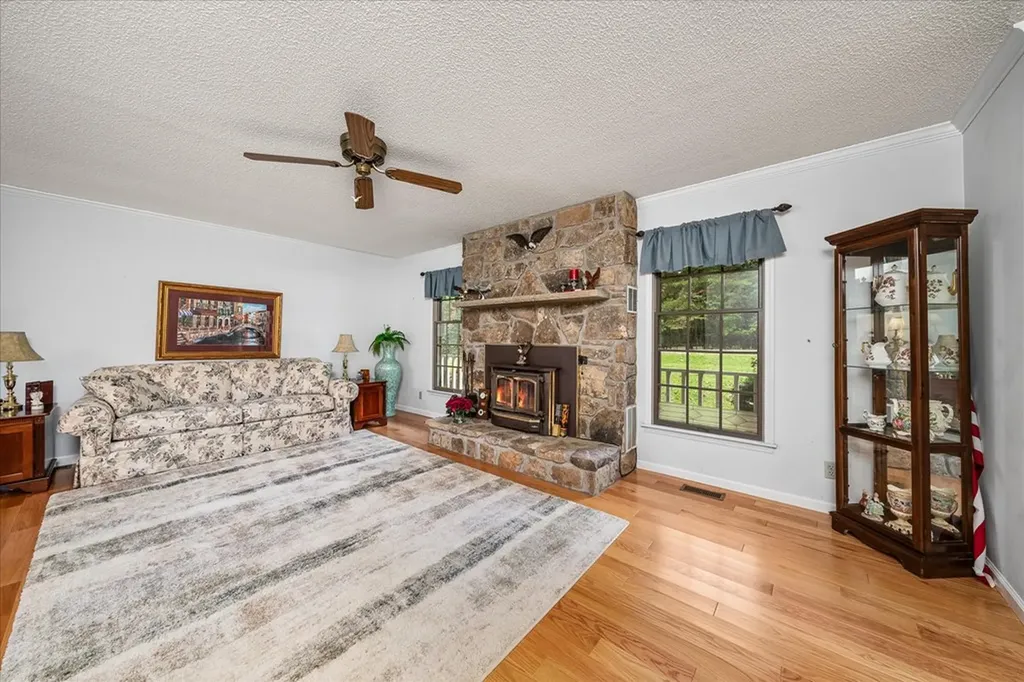 34 Beachwood Lane Crossville TN 38558