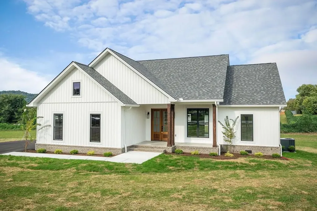 217 Oaklawn Cemetery Road Sparta TN 38583