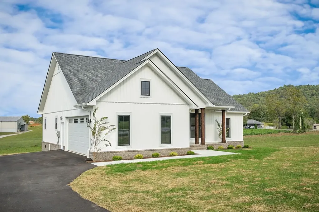 217 Oaklawn Cemetery Road Sparta TN 38583